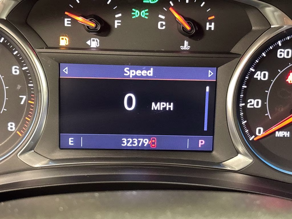 2022 Silver Sage Metallic Chevrolet Traverse LT FWD SUV
