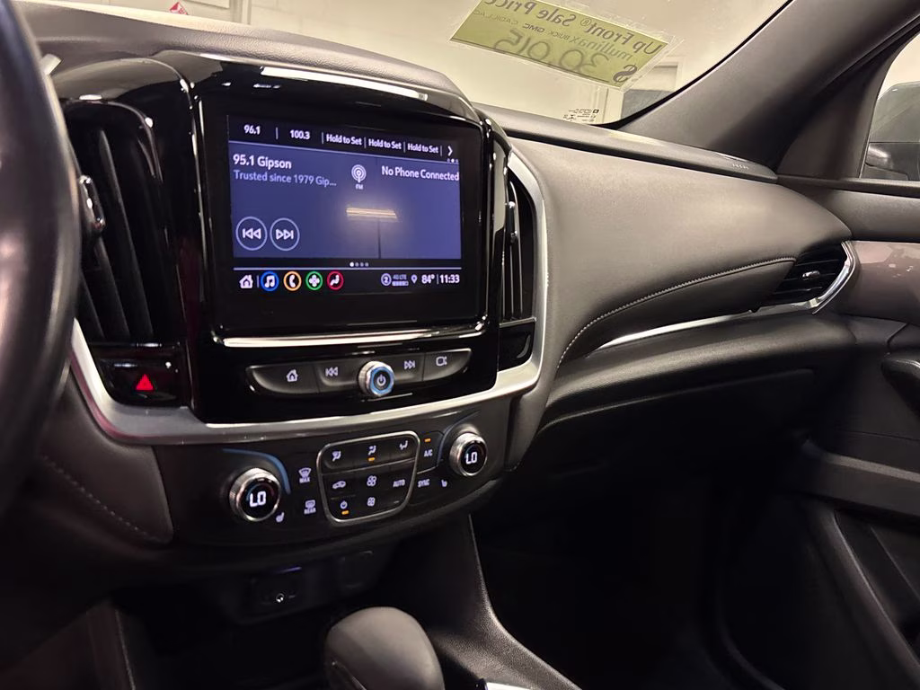 2022 Silver Sage Metallic Chevrolet Traverse LT FWD SUV