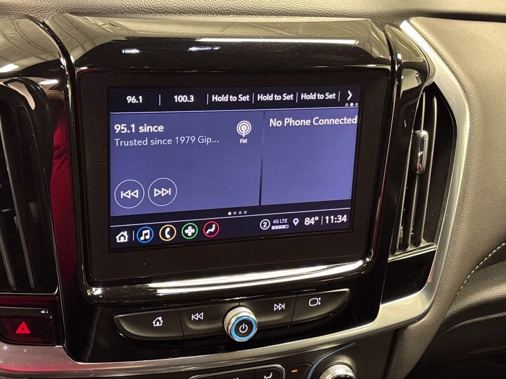 2022 Silver Sage Metallic Chevrolet Traverse LT FWD SUV