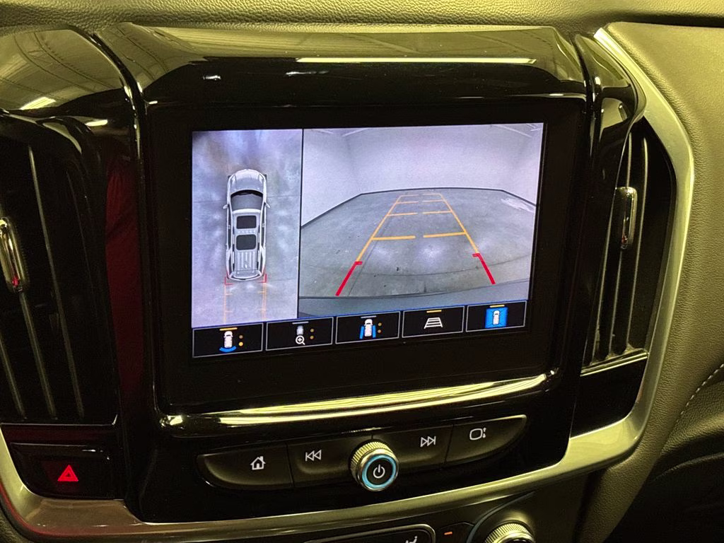2022 Silver Sage Metallic Chevrolet Traverse LT FWD SUV