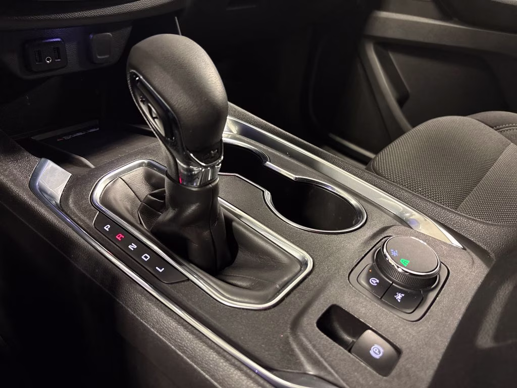 2022 Silver Sage Metallic Chevrolet Traverse LT FWD SUV