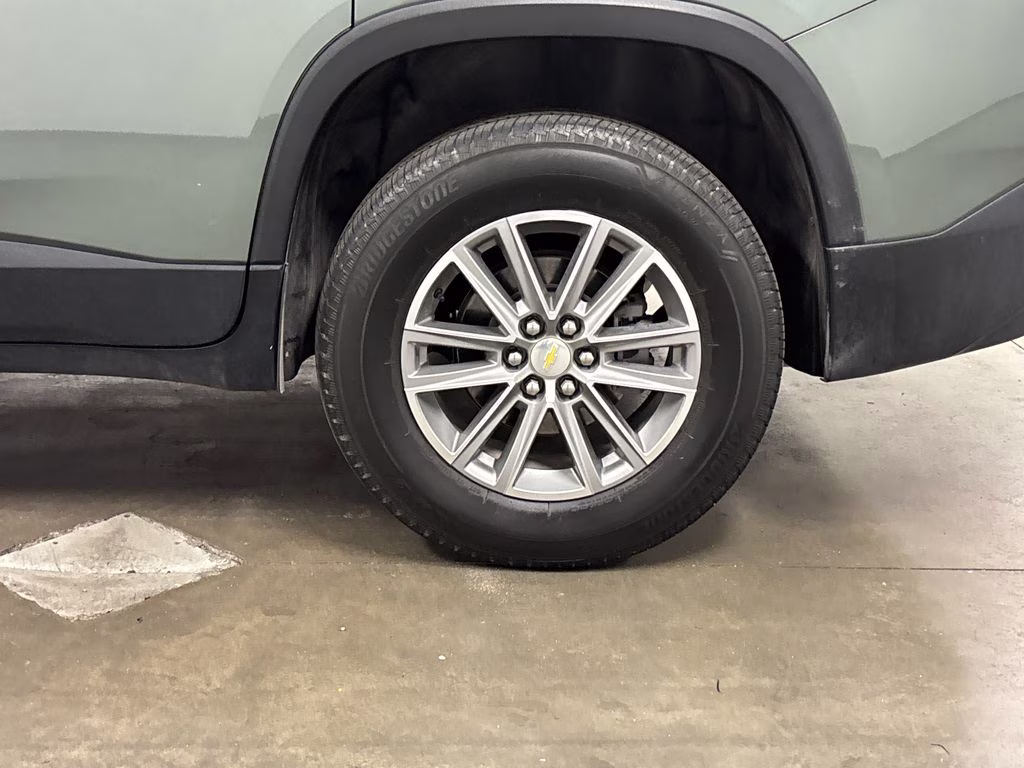 2022 Silver Sage Metallic Chevrolet Traverse LT FWD SUV