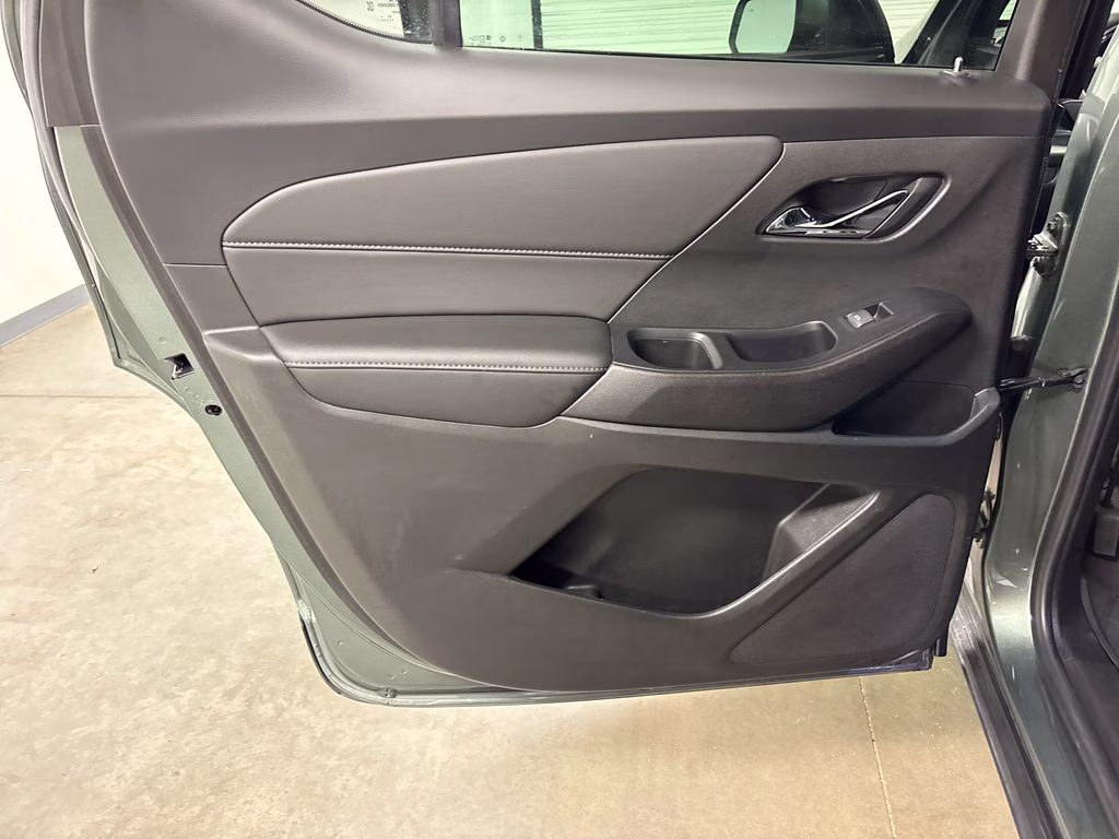 2022 Silver Sage Metallic Chevrolet Traverse LT FWD SUV