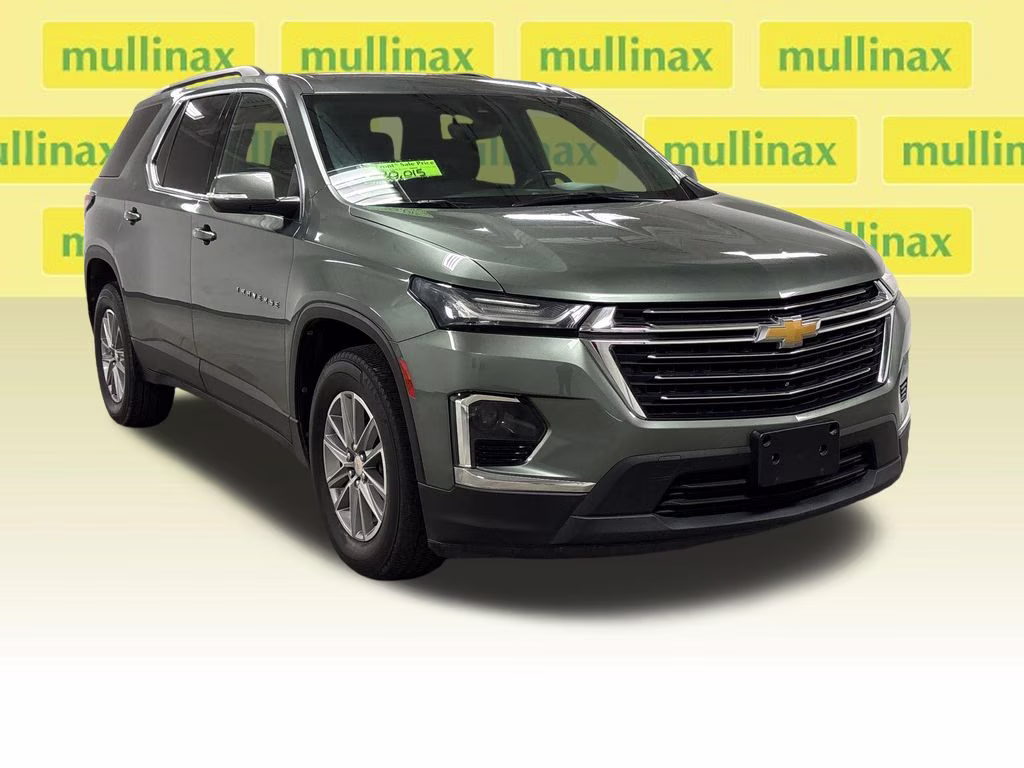 2022 Silver Sage Metallic Chevrolet Traverse LT FWD SUV