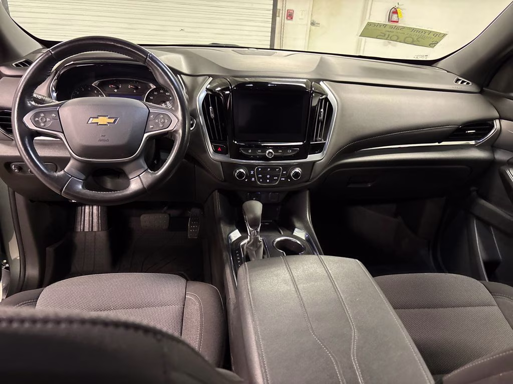 2022 Silver Sage Metallic Chevrolet Traverse LT FWD SUV