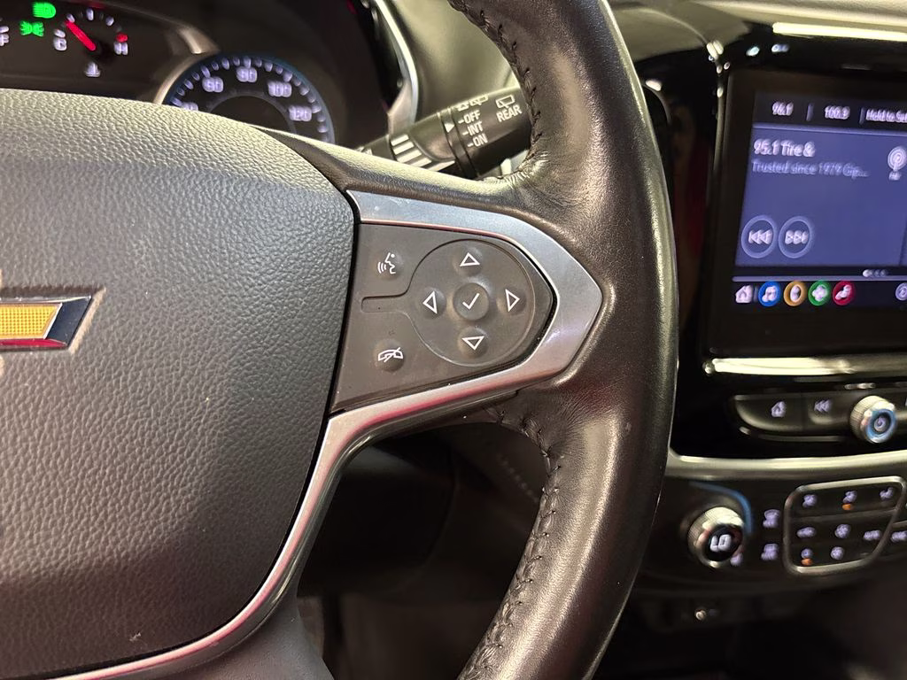 2022 Silver Sage Metallic Chevrolet Traverse LT FWD SUV