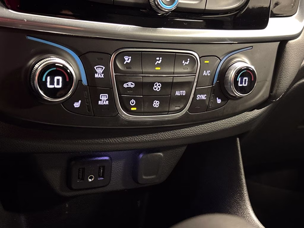 2022 Silver Sage Metallic Chevrolet Traverse LT FWD SUV