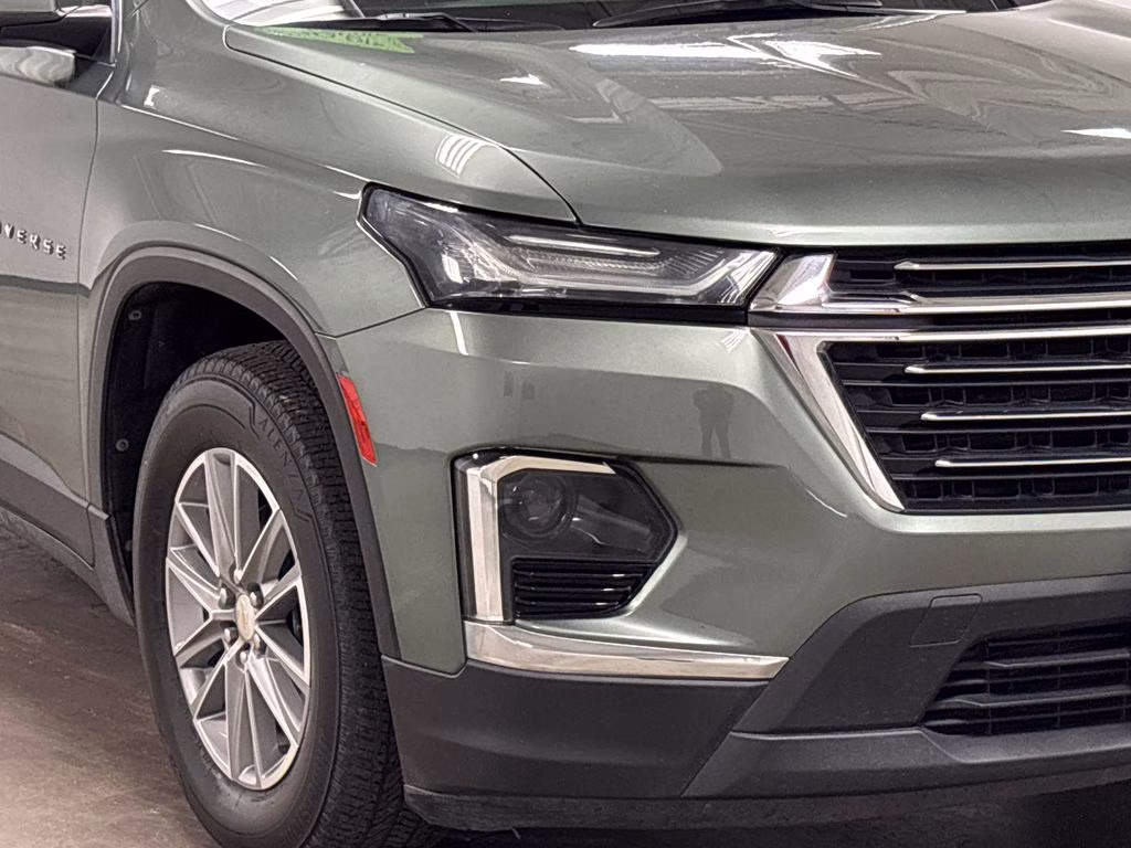 2022 Silver Sage Metallic Chevrolet Traverse LT FWD SUV