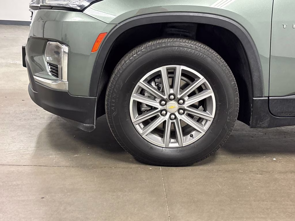2022 Silver Sage Metallic Chevrolet Traverse LT FWD SUV