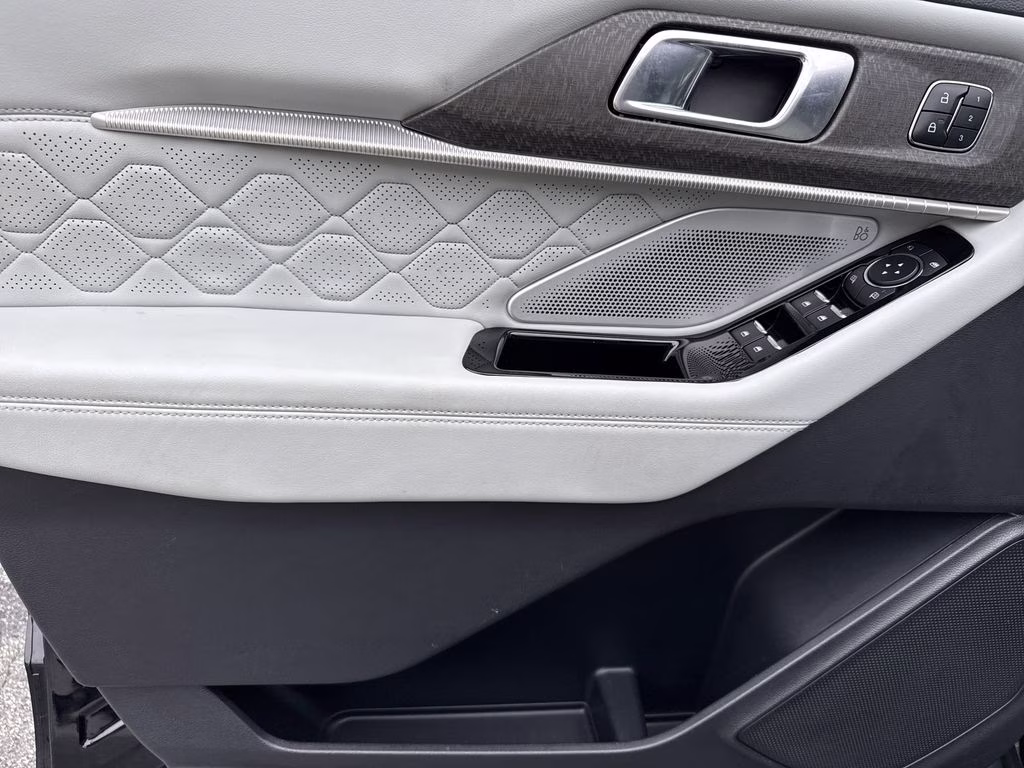 2025 Black Metallic Ford Explorer Platinum 4X4 SUV