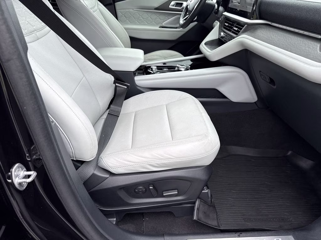 2025 Black Metallic Ford Explorer Platinum 4X4 SUV