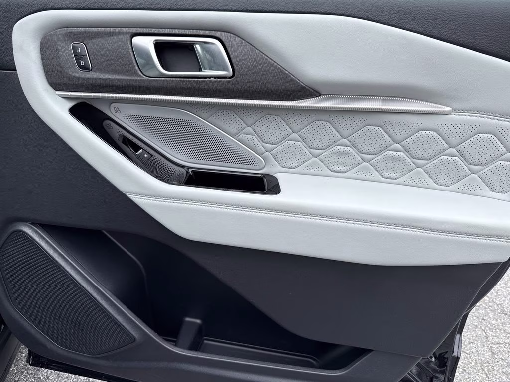 2025 Black Metallic Ford Explorer Platinum 4X4 SUV