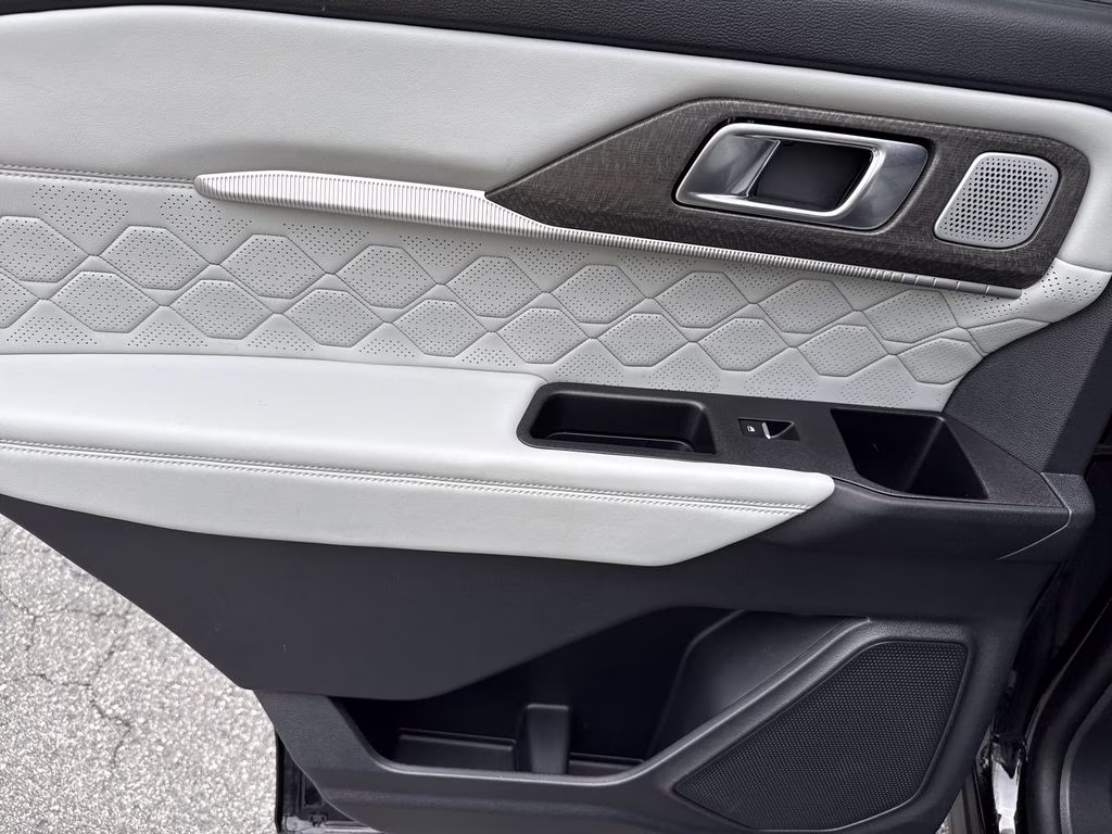 2025 Black Metallic Ford Explorer Platinum 4X4 SUV