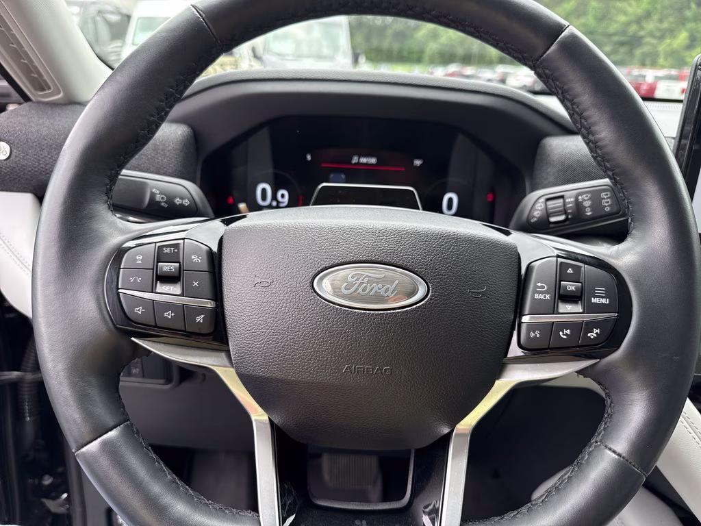 2025 Black Metallic Ford Explorer Platinum 4X4 SUV