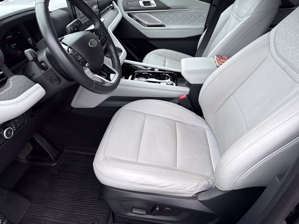2025 Black Metallic Ford Explorer Platinum 4X4 SUV