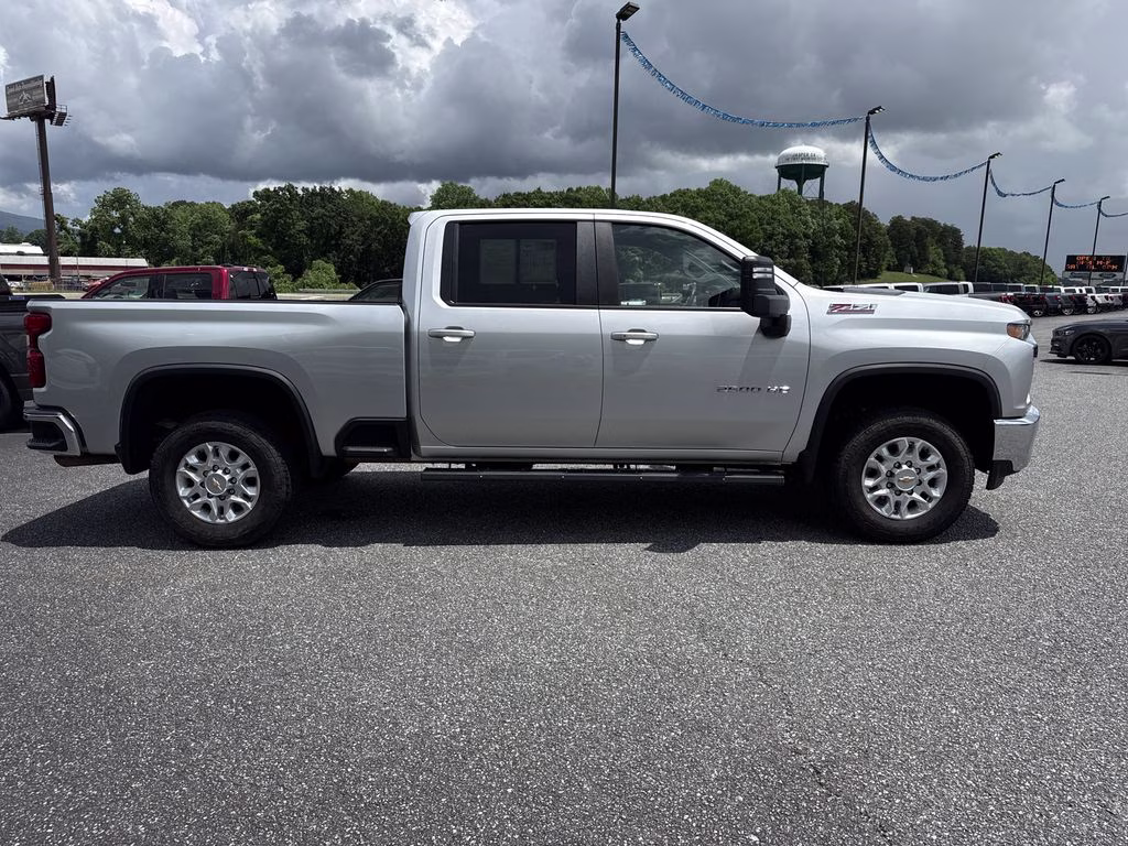 2022 Silver Ice Metallic Chevrolet Silverado 2500HD LT 4X4 Truck