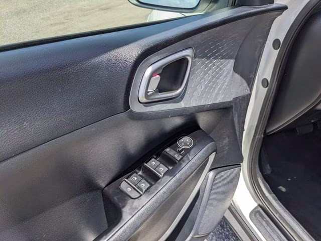 2023 Snow White Pearl Kia Soul LX FWD Hatchback