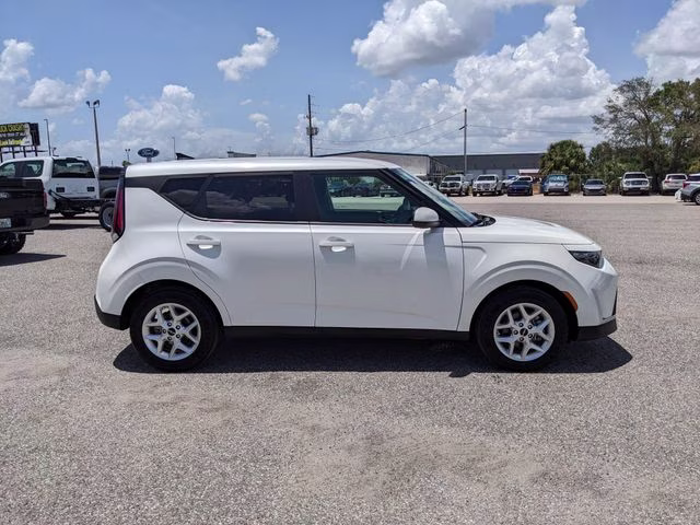 2023 Snow White Pearl Kia Soul LX FWD Hatchback