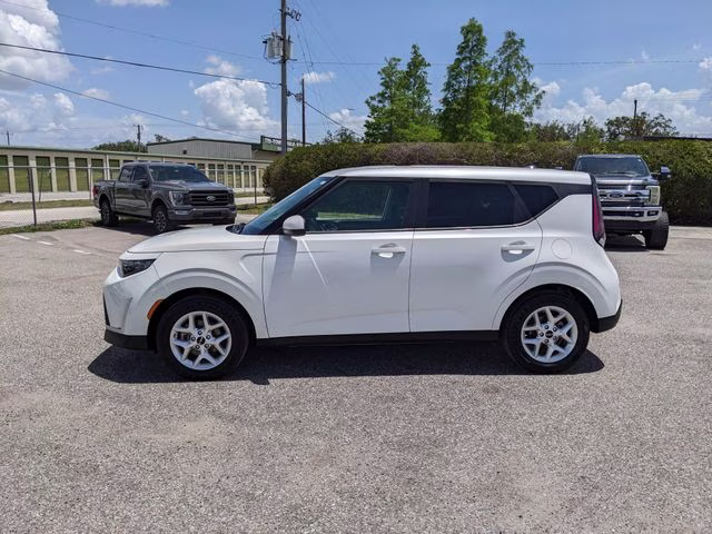 2023 Snow White Pearl Kia Soul LX FWD Hatchback