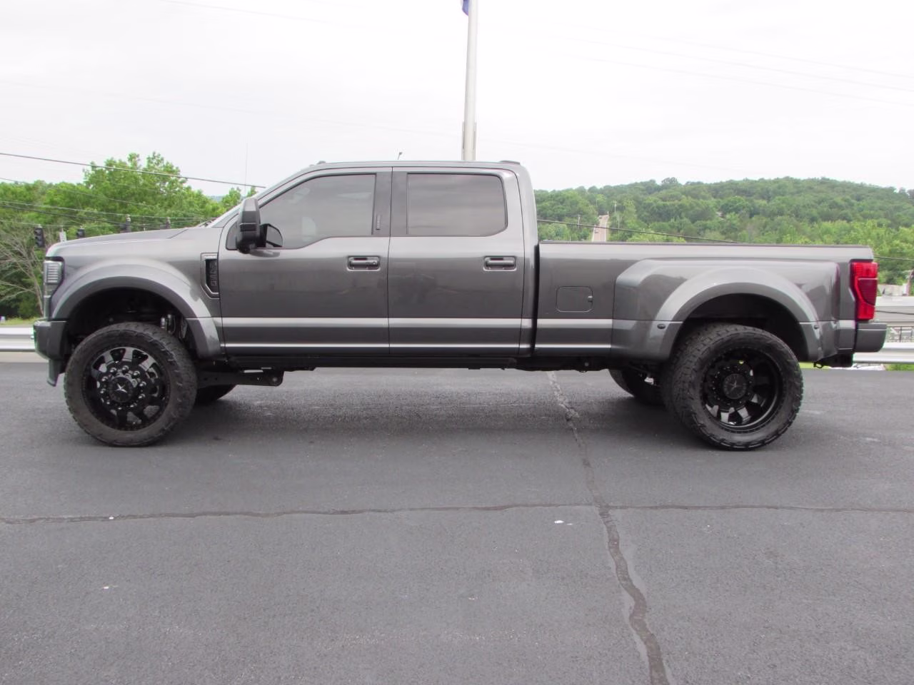 2020 Iconic Silver Metallic Ford Super Duty F-450 DRW Platinum DRW 4X4 Truck