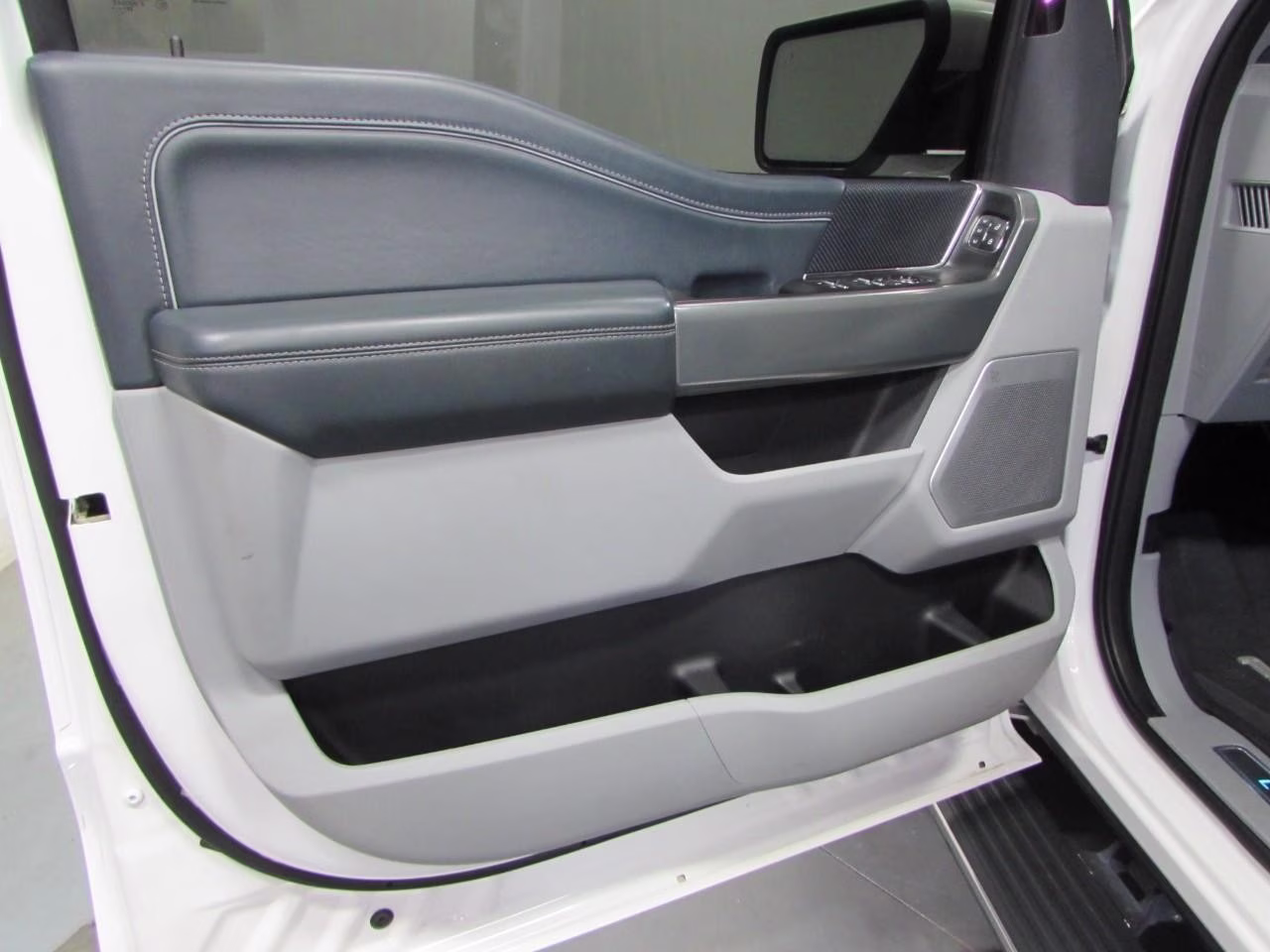 2023 Star White Metallic Tri-Coat Ford F-150 Limited 4X4 Truck