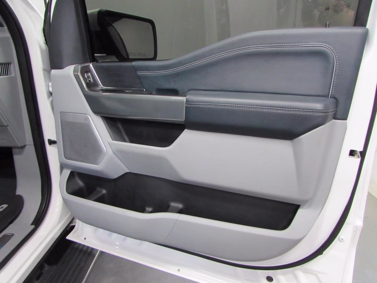 2023 Star White Metallic Tri-Coat Ford F-150 Limited 4X4 Truck