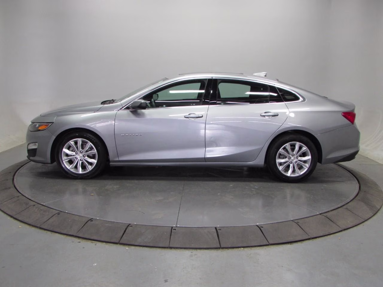 2024 Sterling Gray Metallic Chevrolet Malibu LT 1LT FWD Sedan