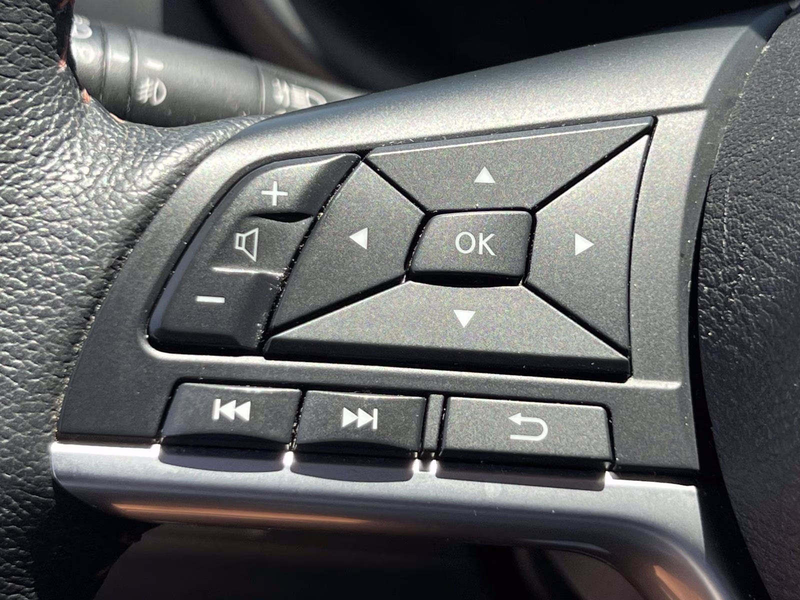 2023 Gray Nissan Kicks SR FWD FWD SUV