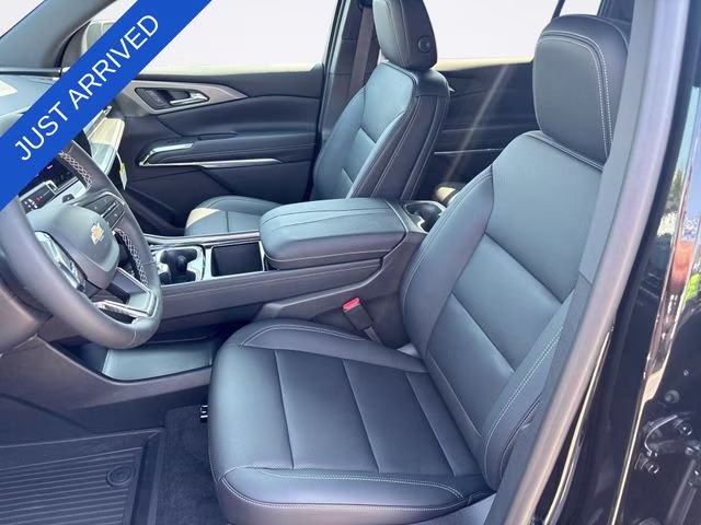 2026 Mosaic Black Metallic Chevrolet Traverse LT FWD SUV
