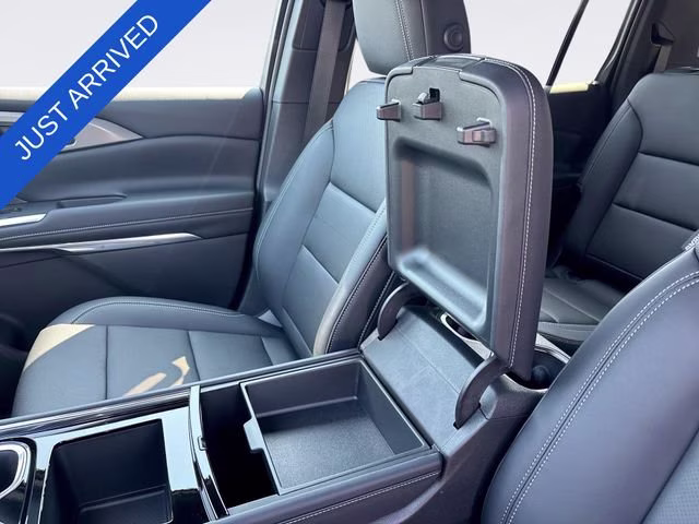2026 Mosaic Black Metallic Chevrolet Traverse LT FWD SUV