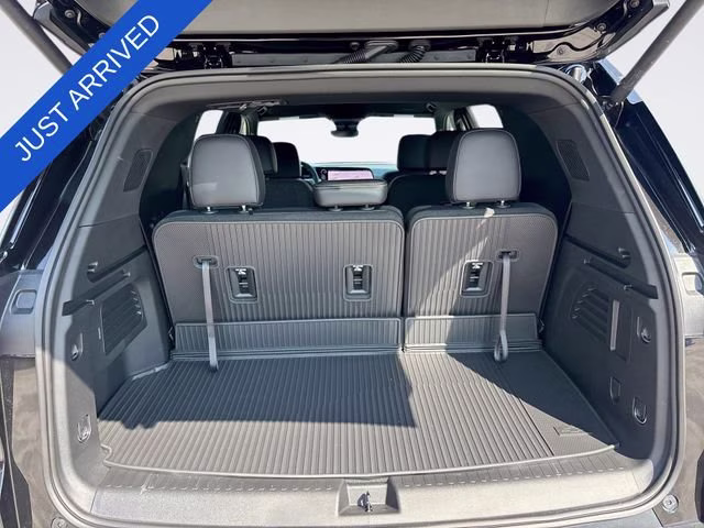 2026 Mosaic Black Metallic Chevrolet Traverse LT FWD SUV
