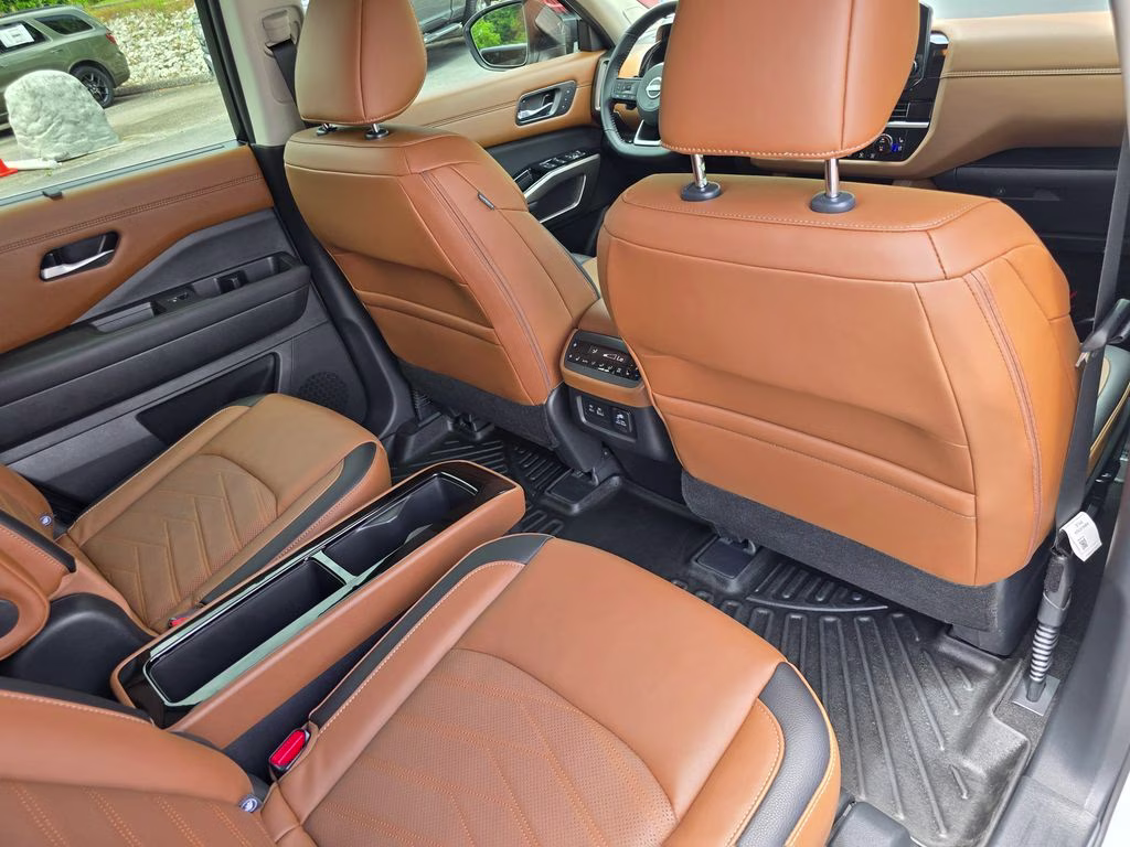 2025 Everest White Pearl Tricoat/Super Black Nissan Pathfinder Platinum 4X4 SUV
