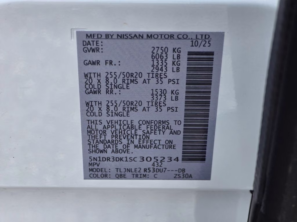 2025 Everest White Pearl Tricoat/Super Black Nissan Pathfinder Platinum 4X4 SUV