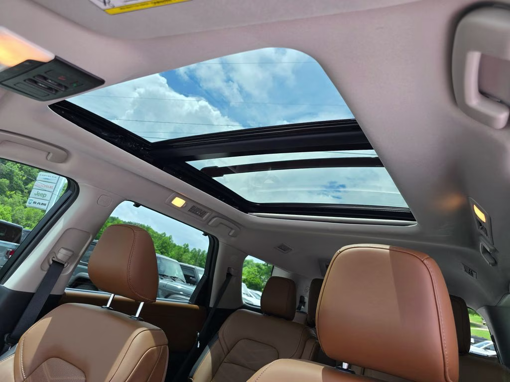 2025 Everest White Pearl Tricoat/Super Black Nissan Pathfinder Platinum 4X4 SUV