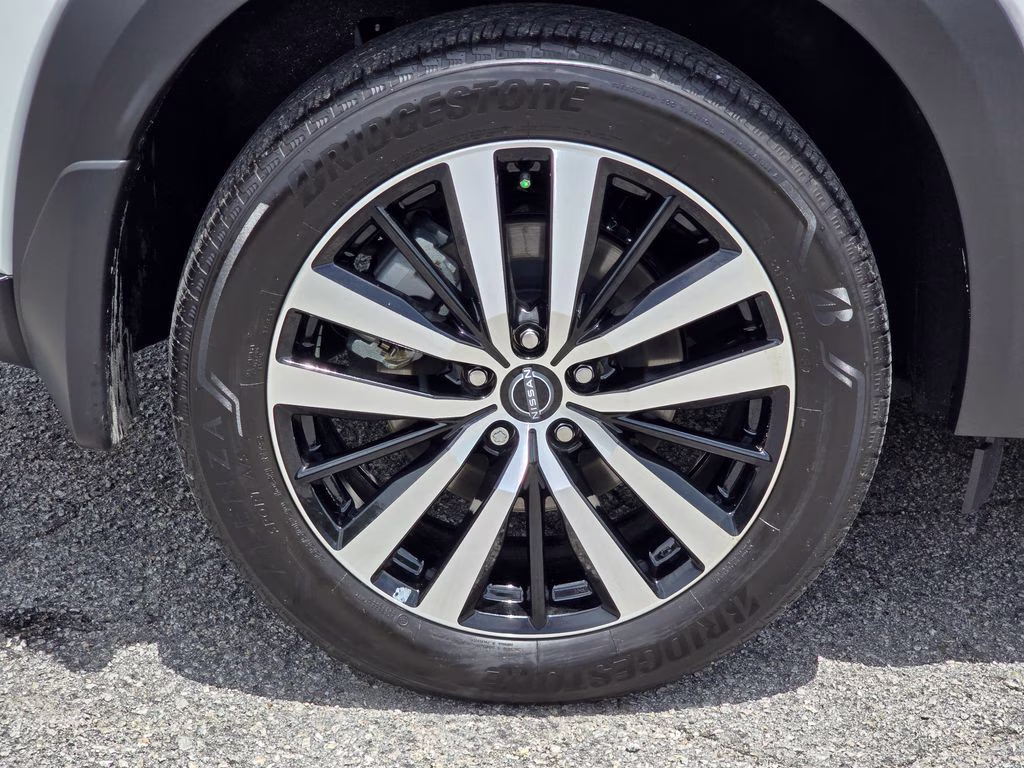 2025 Everest White Pearl Tricoat/Super Black Nissan Pathfinder Platinum 4X4 SUV