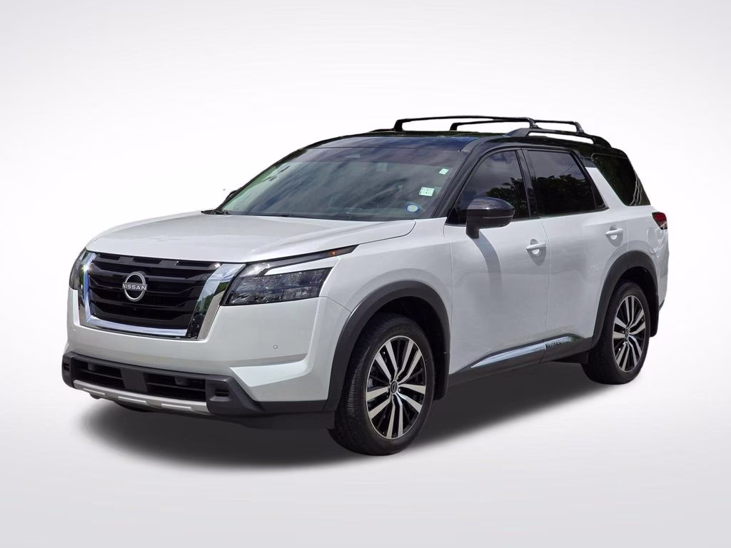 2025 Everest White Pearl Tricoat/Super Black Nissan Pathfinder Platinum 4X4 SUV