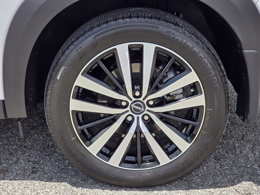 2025 Everest White Pearl Tricoat/Super Black Nissan Pathfinder Platinum 4X4 SUV