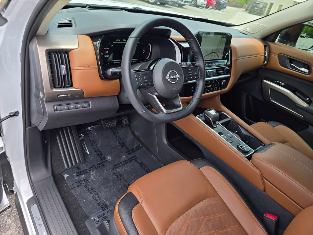 2025 Everest White Pearl Tricoat/Super Black Nissan Pathfinder Platinum 4X4 SUV