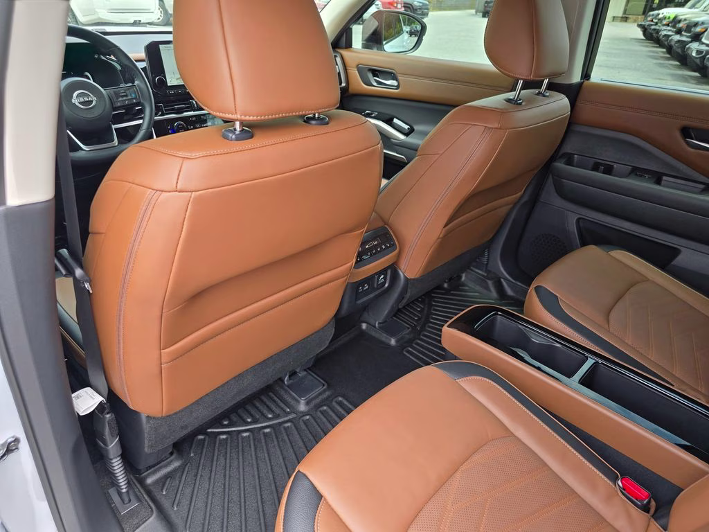 2025 Everest White Pearl Tricoat/Super Black Nissan Pathfinder Platinum 4X4 SUV
