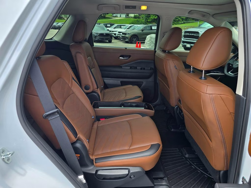 2025 Everest White Pearl Tricoat/Super Black Nissan Pathfinder Platinum 4X4 SUV