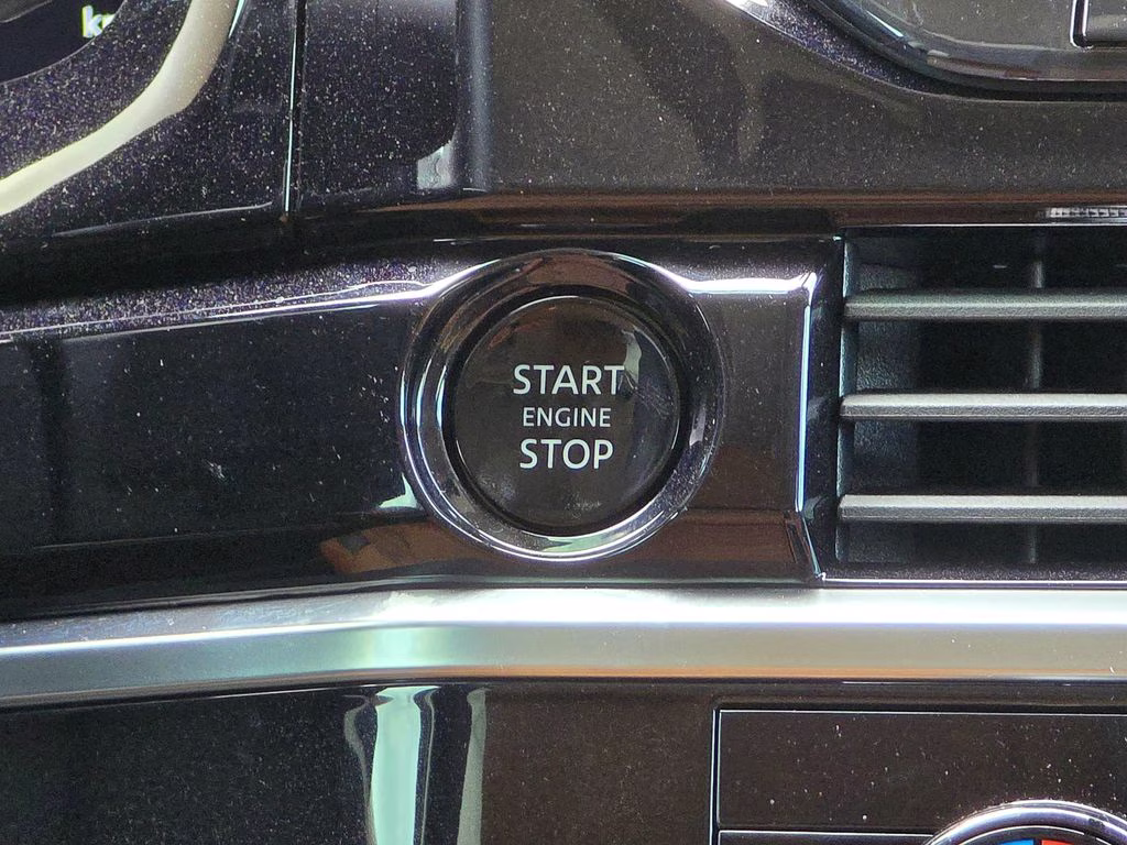 2025 Everest White Pearl Tricoat/Super Black Nissan Pathfinder Platinum 4X4 SUV