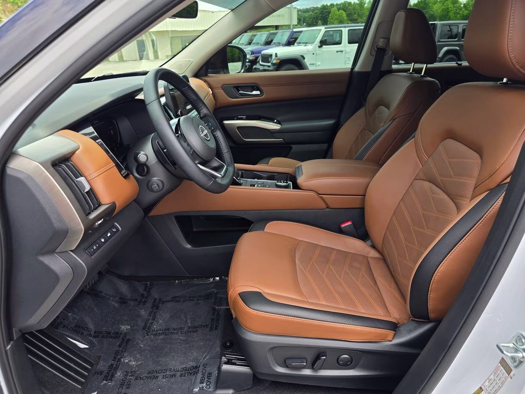 2025 Everest White Pearl Tricoat/Super Black Nissan Pathfinder Platinum 4X4 SUV