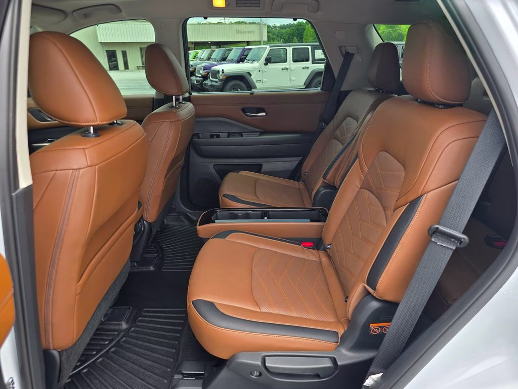 2025 Everest White Pearl Tricoat/Super Black Nissan Pathfinder Platinum 4X4 SUV