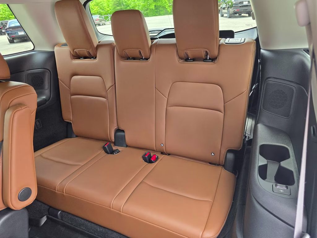 2025 Everest White Pearl Tricoat/Super Black Nissan Pathfinder Platinum 4X4 SUV