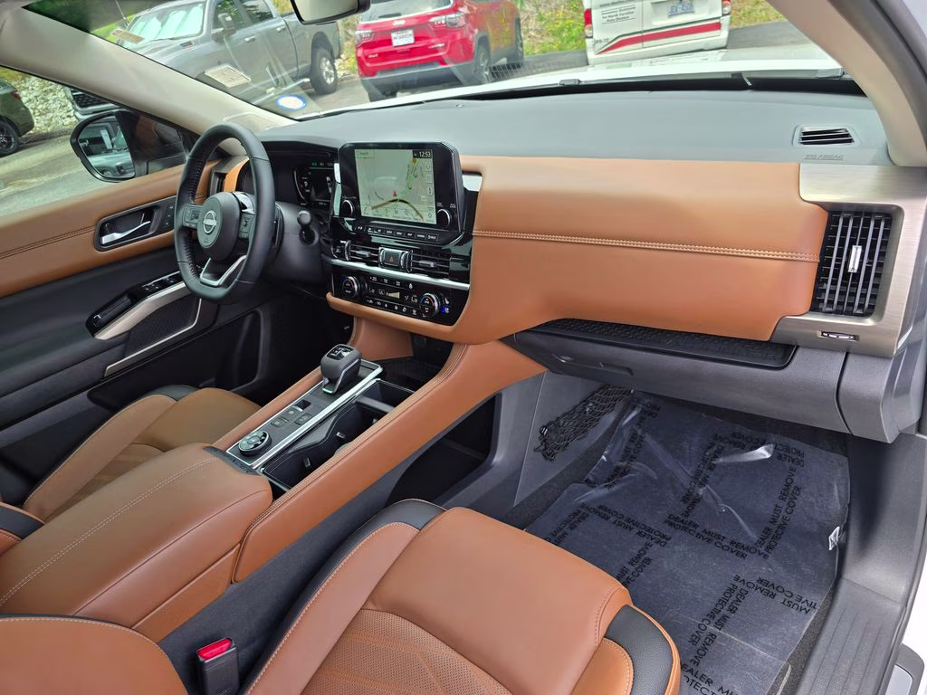 2025 Everest White Pearl Tricoat/Super Black Nissan Pathfinder Platinum 4X4 SUV