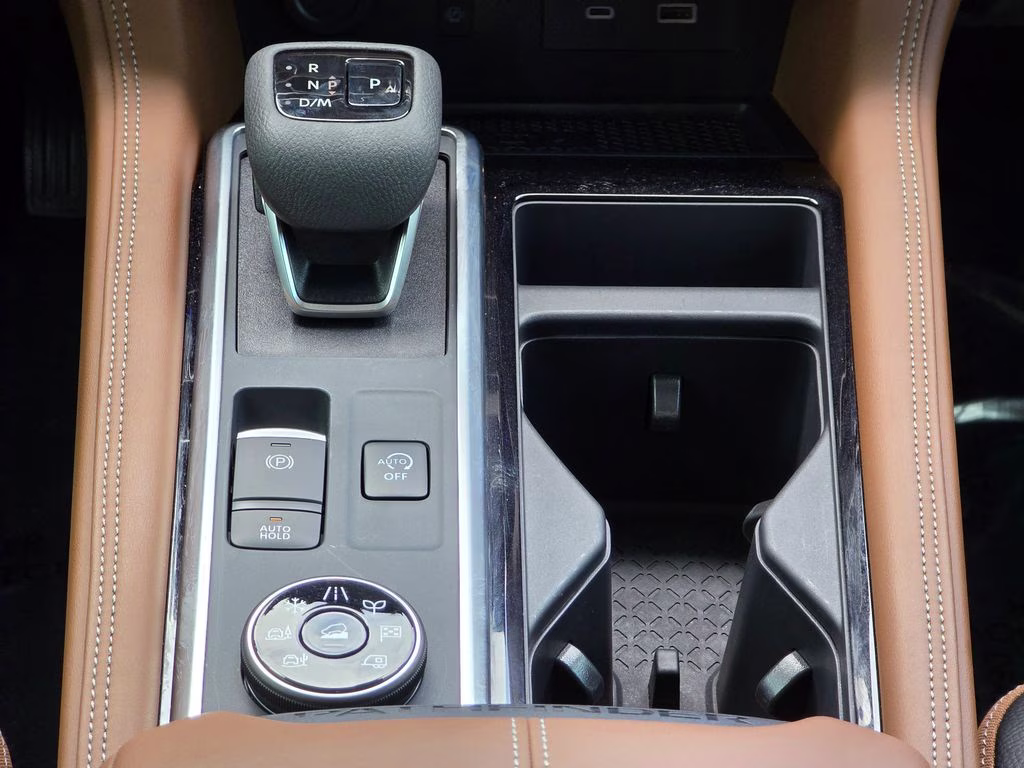 2025 Everest White Pearl Tricoat/Super Black Nissan Pathfinder Platinum 4X4 SUV