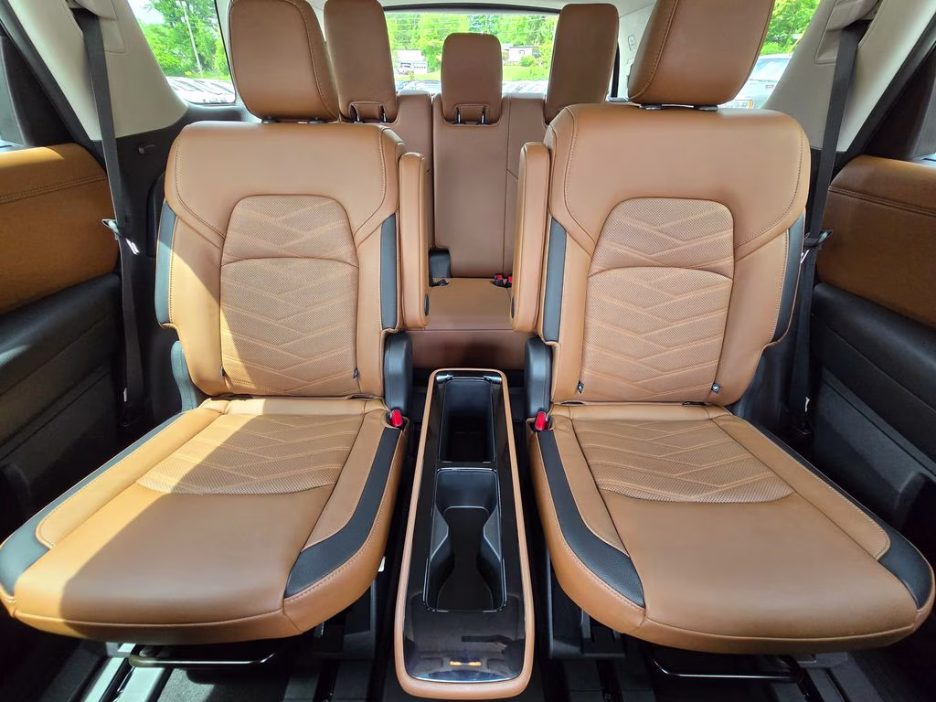 2025 Everest White Pearl Tricoat/Super Black Nissan Pathfinder Platinum 4X4 SUV