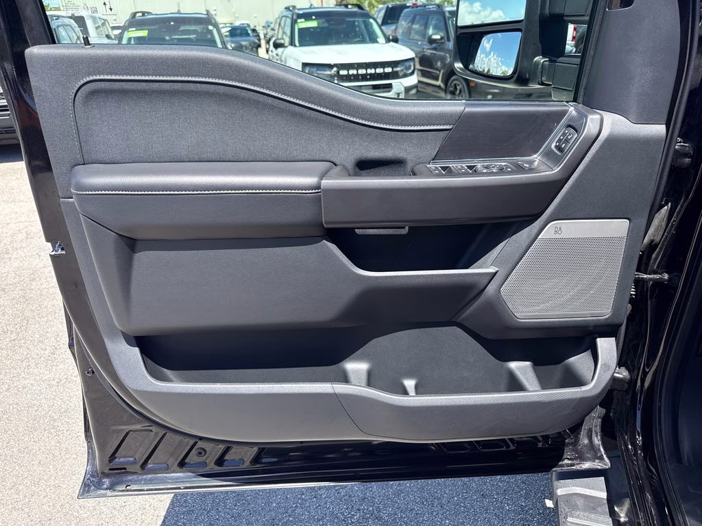 2025 Agate Black Metallic Ford F-150 Lariat 4X4 Truck