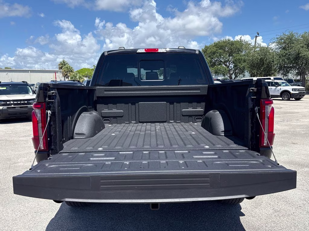 2025 Agate Black Metallic Ford F-150 Lariat 4X4 Truck