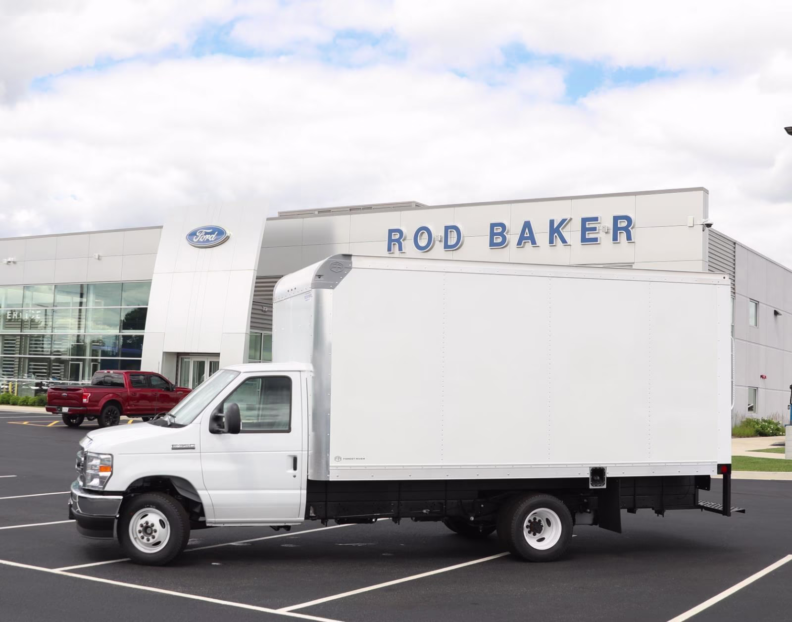 2027 Oxford White Ford E-Series Cutaway RWD Chassis